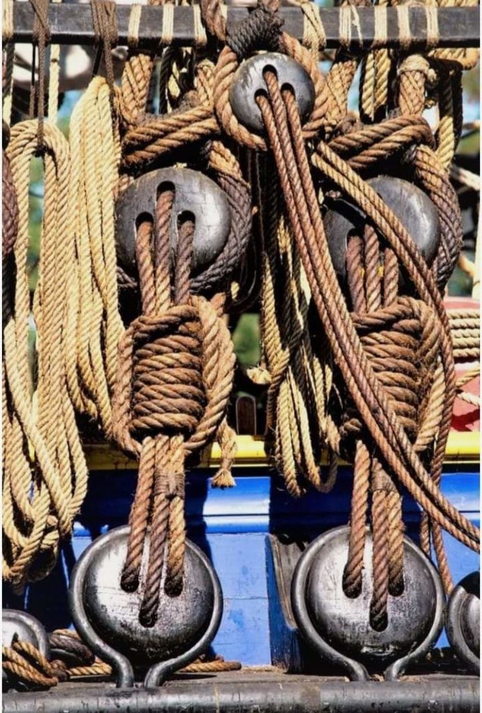 nudos marineros en un barco de madera clásico para relacionar con el texto sobre la experiencia como farmacéutico de atención primaria que se va tejiendo a lo largo del tiempo